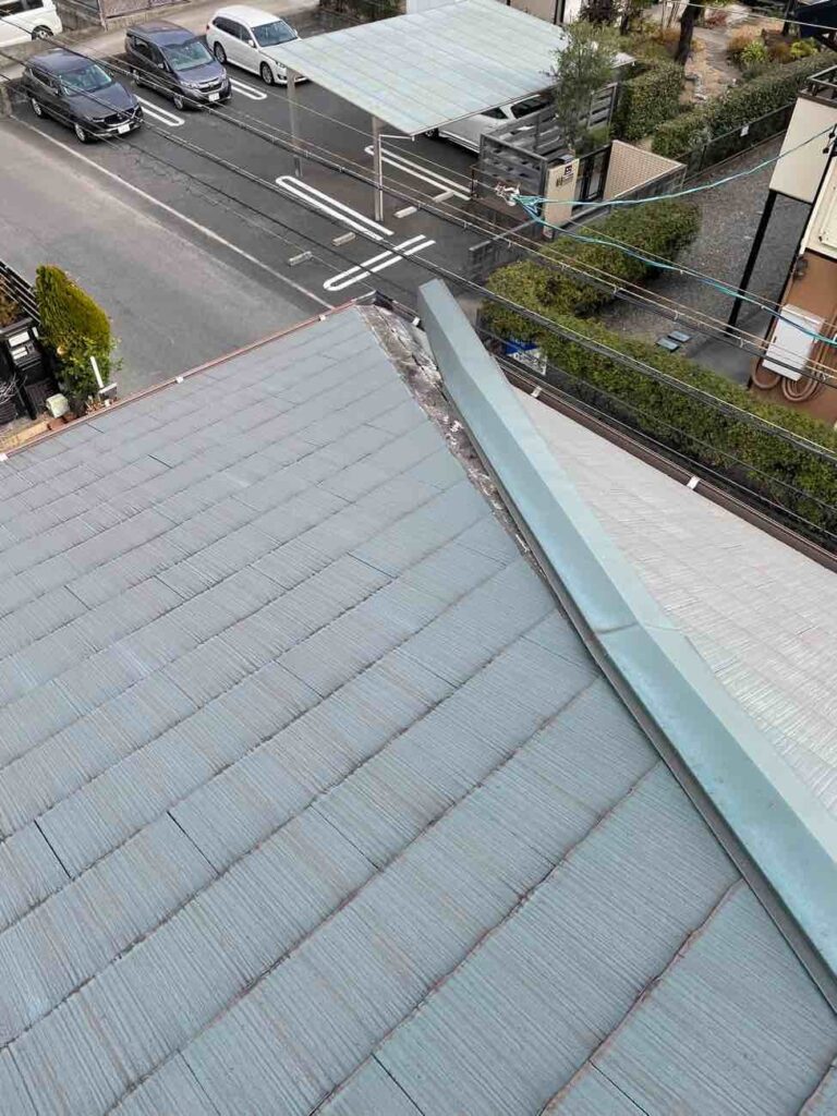 屋根の最上部にあり、風雨の影響を受けやすい棟板金。先端部が剥がれてしまっています。