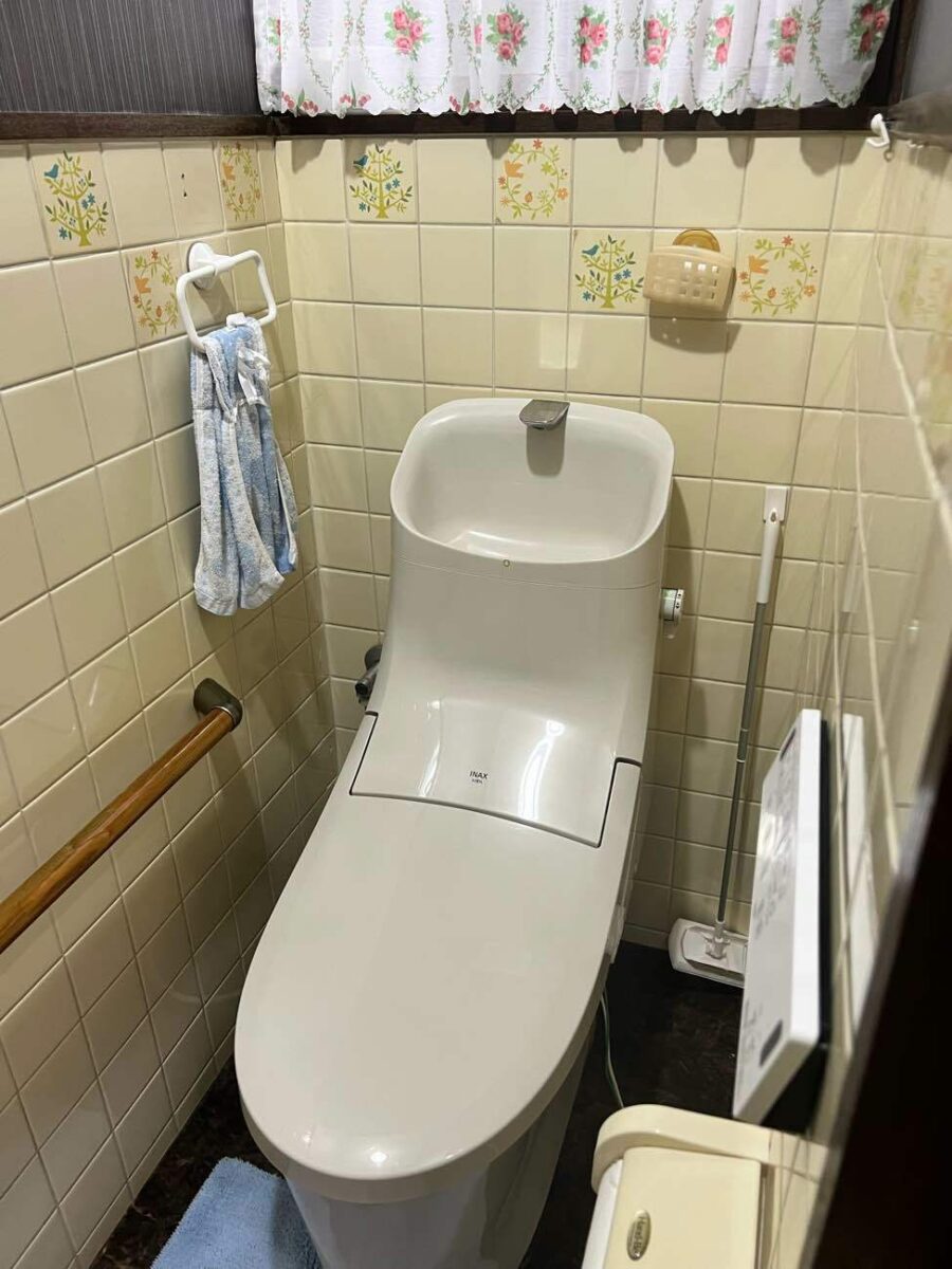 1階2階のトイレ内装を変更してお掃除しやすくモダンなトイレに