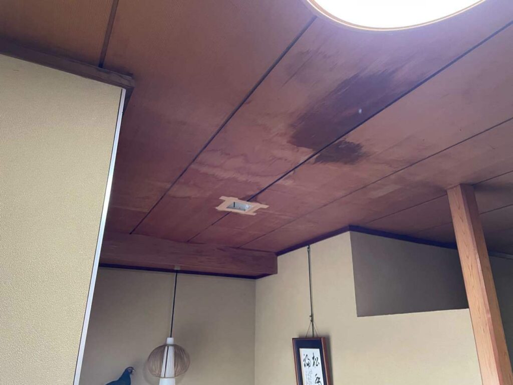 水漏れにより、天井にしっかり水の染みができています。