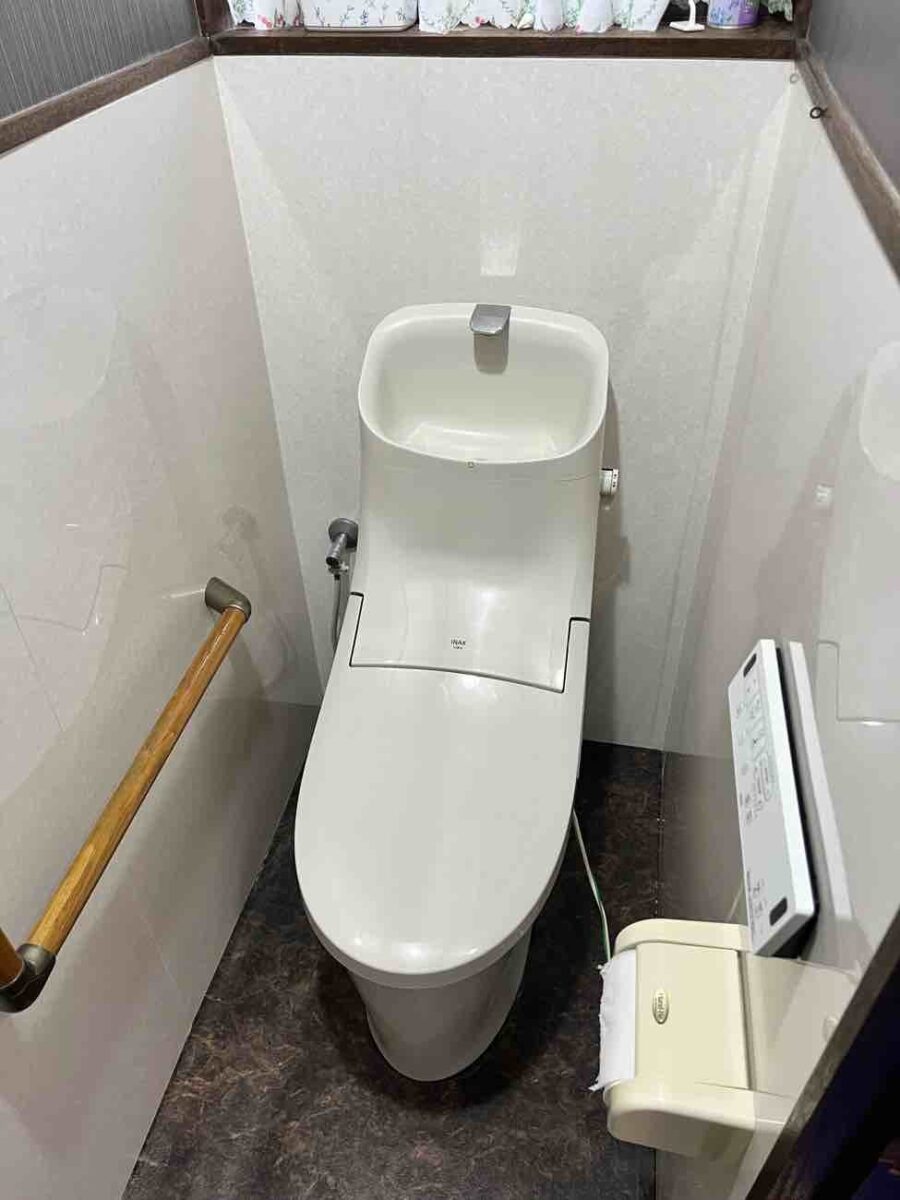 1階2階のトイレ内装を変更してお掃除しやすくモダンなトイレに