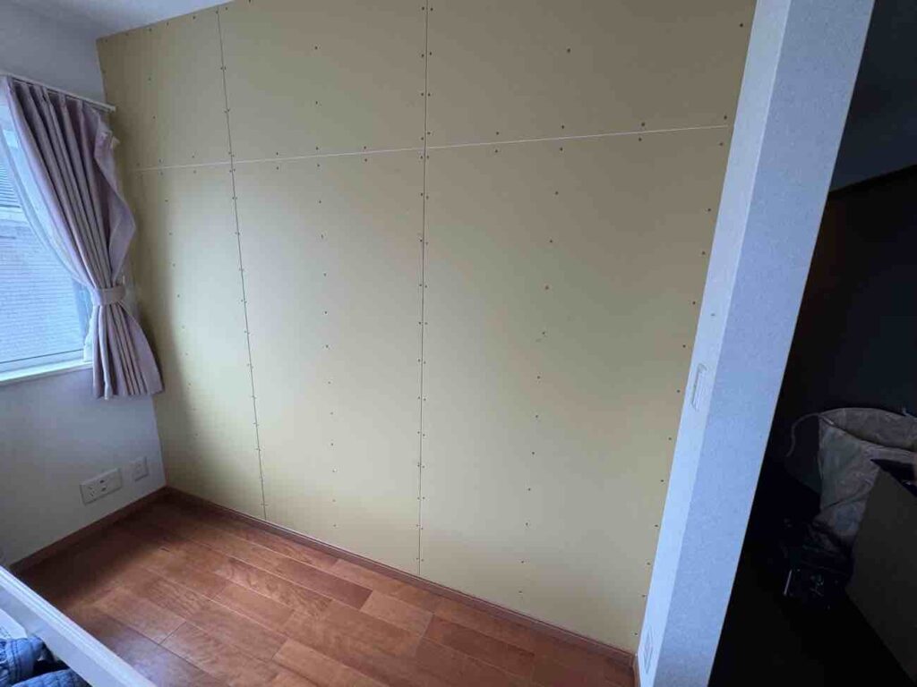 壁を作成した図。その後クロスを張っていく。