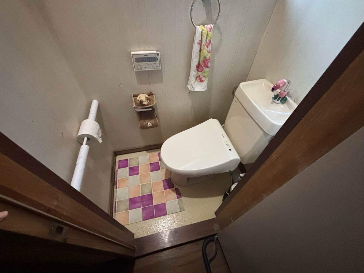 TOTO最新トイレZR1で快適空間に！床も一新でトイレが見違える