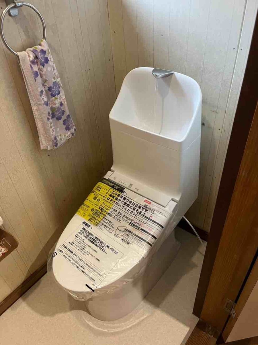 TOTO最新トイレZR1で快適空間に！床も一新でトイレが見違える