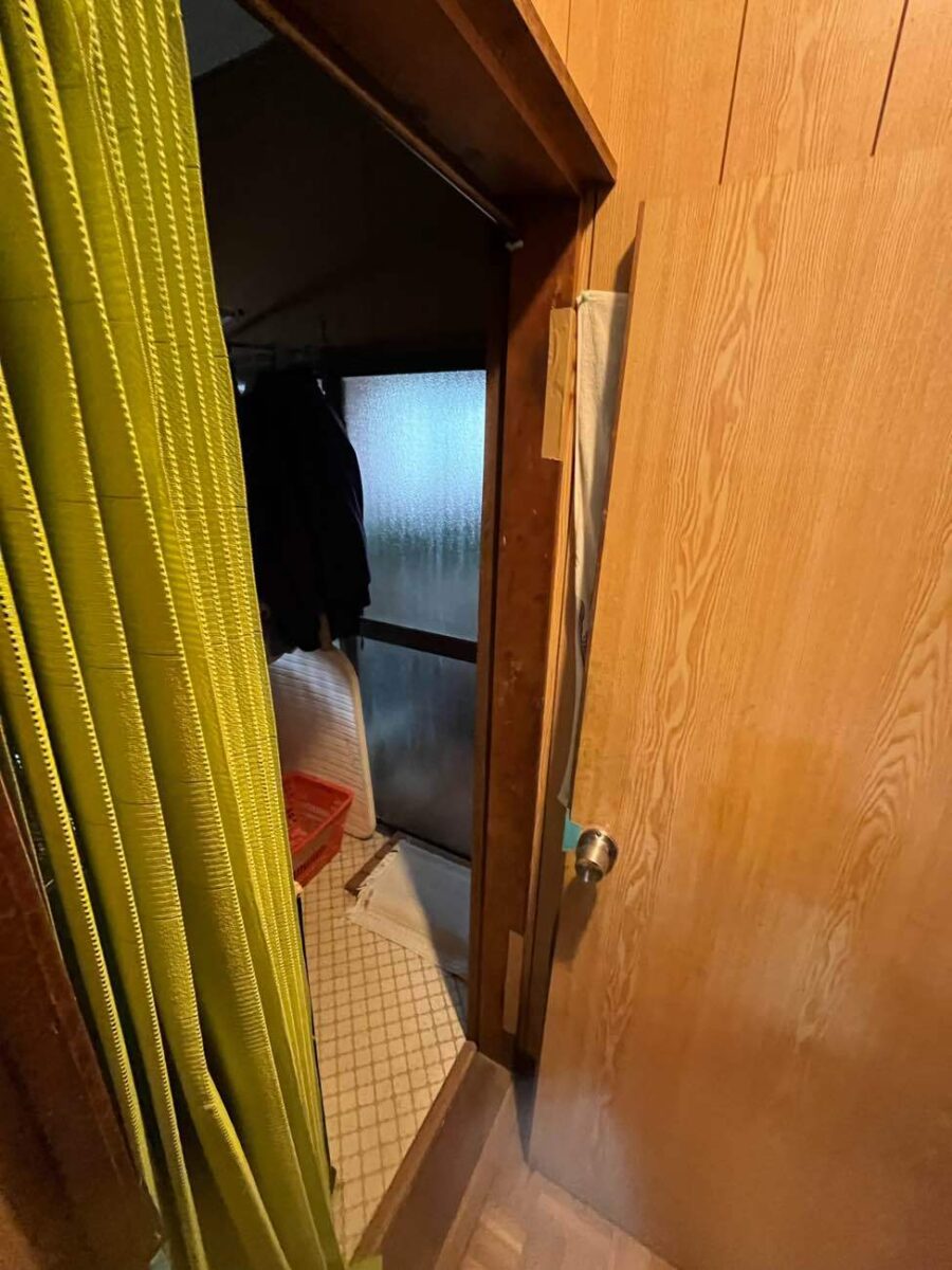 シロアリ被害から住まいを守る。ドア枠の緊急下地補修工事