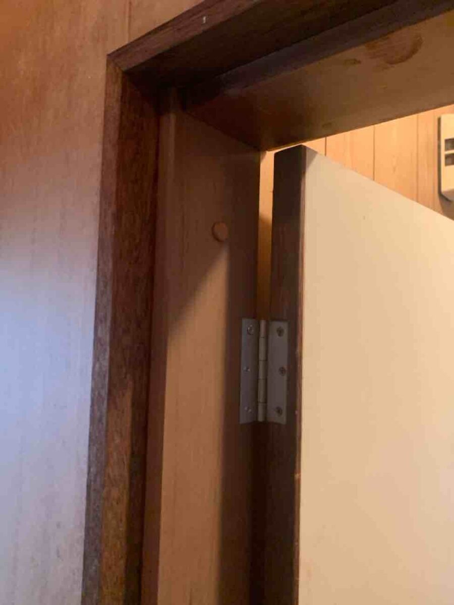 シロアリ被害から住まいを守る。ドア枠の緊急下地補修工事