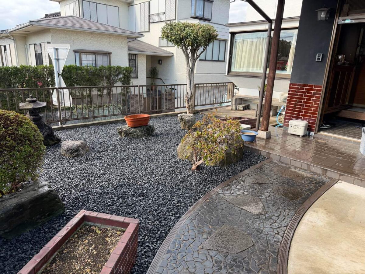 緑豊かなお庭を「家事ラク」な癒やしの空間へ。抜根とフェンスで叶えるメンテナンスフリー外構