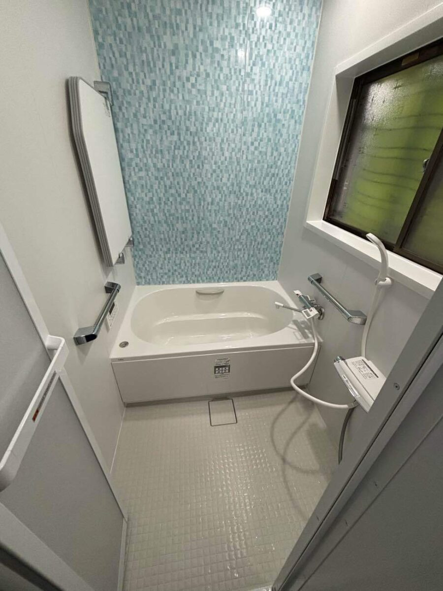 お母様への思いやりを形に。太陽熱温水器を活かした安心の浴室リフォーム