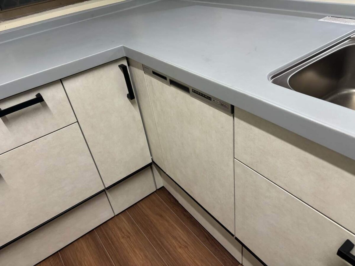 家事ラクを叶える最新L型キッチンと、明るく心地よいダイニング空間