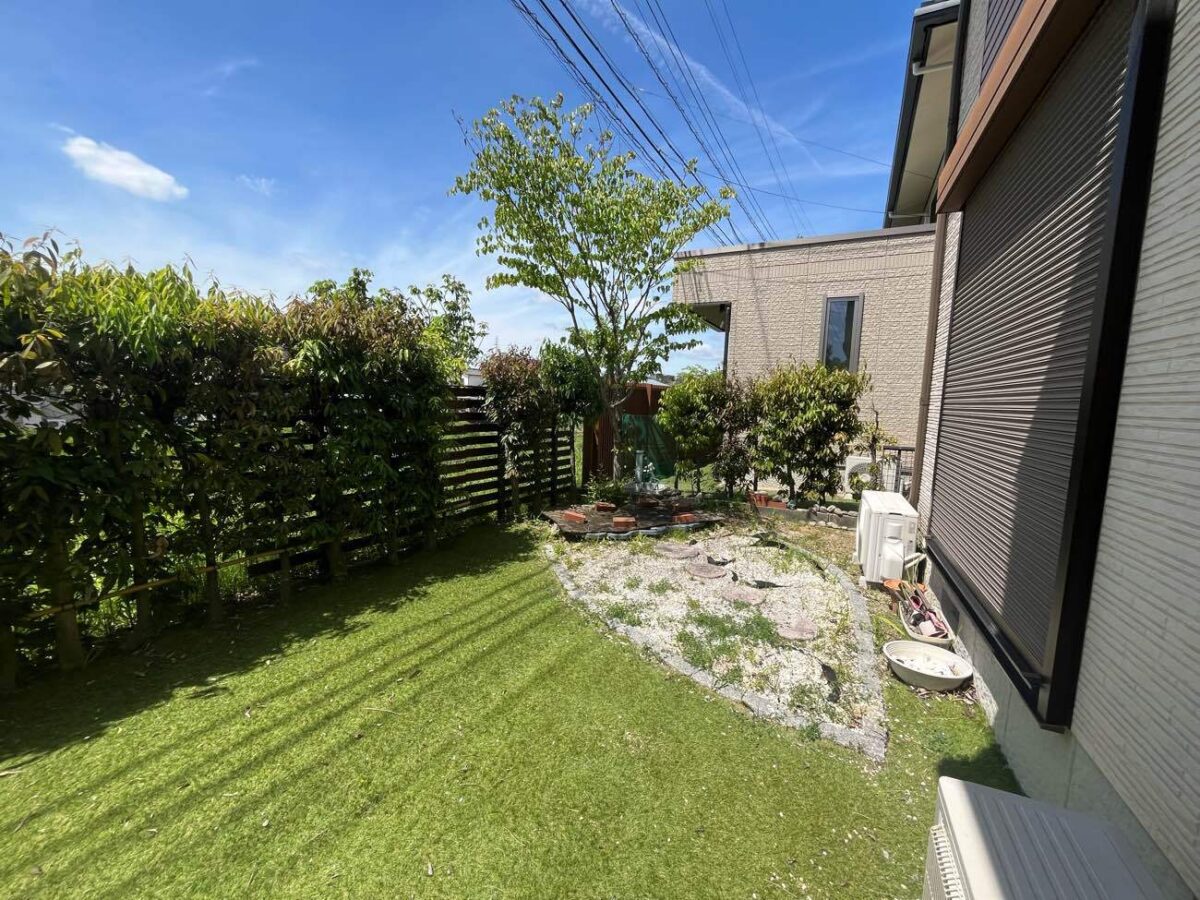 最高級カーポートと自然石テラスで叶える、美しき邸宅外構の完成