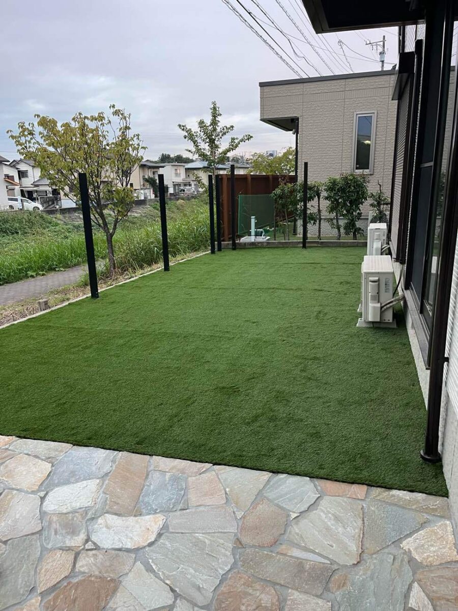 最高級カーポートと自然石テラスで叶える、美しき邸宅外構の完成