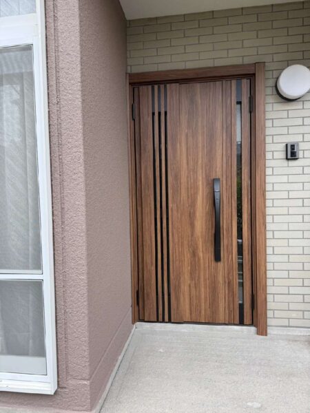 【常滑市】玄関ドアのリフォーム！重厚感のある木目調とタッチキーで防犯性・利便性アップ｜リフォームウイング