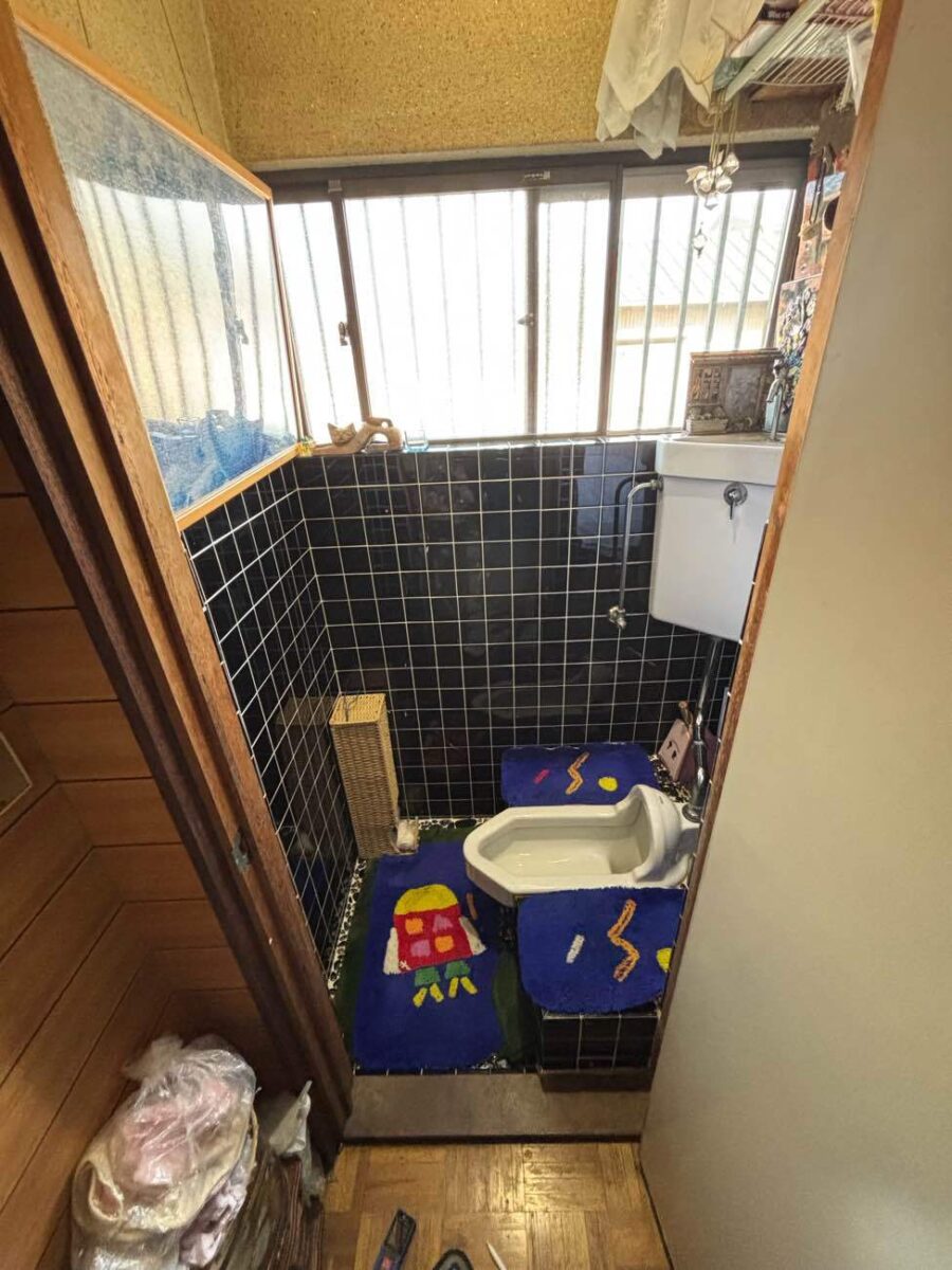 和式から安心・快適な洋式トイレへ！手すりも備えたバリアフリー空間
