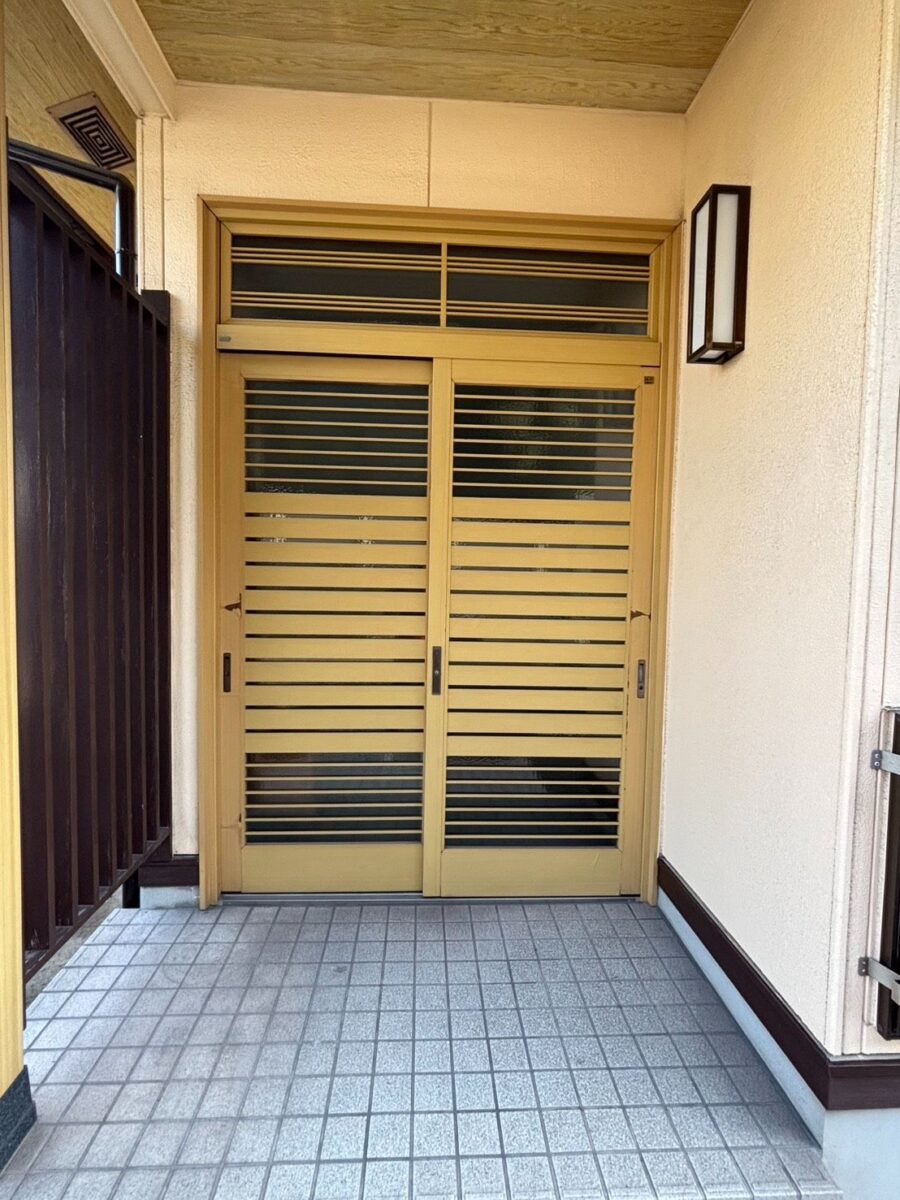 デザイン性と機能性を両立！お掃除しやすく便利に生まれ変わった玄関＆トイレリフォーム